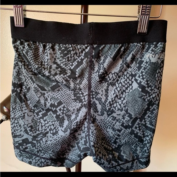 Nike Pro Women's Python Print Compression Shorts - Picture 5 of 8